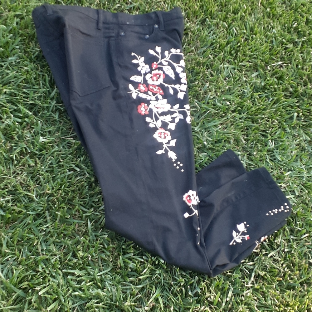 Vane pants Black floral Embroidery crop 4 Slacks